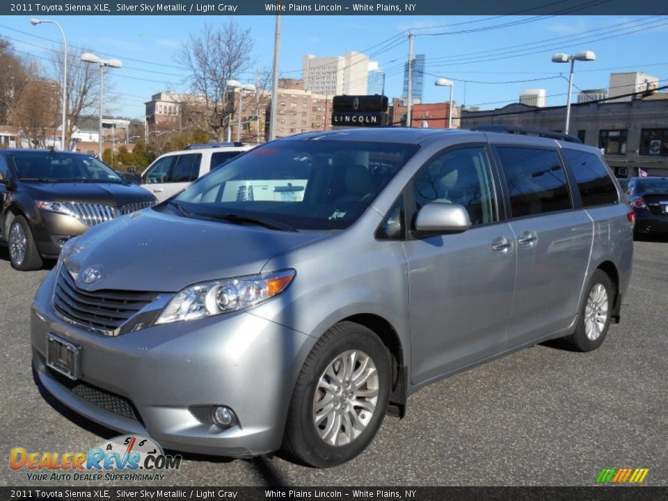 2011 Toyota Sienna XLE Silver Sky Metallic / Light Gray Photo #7