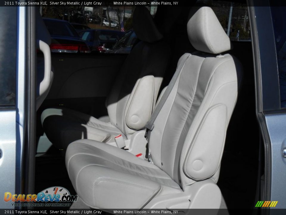 2011 Toyota Sienna XLE Silver Sky Metallic / Light Gray Photo #8