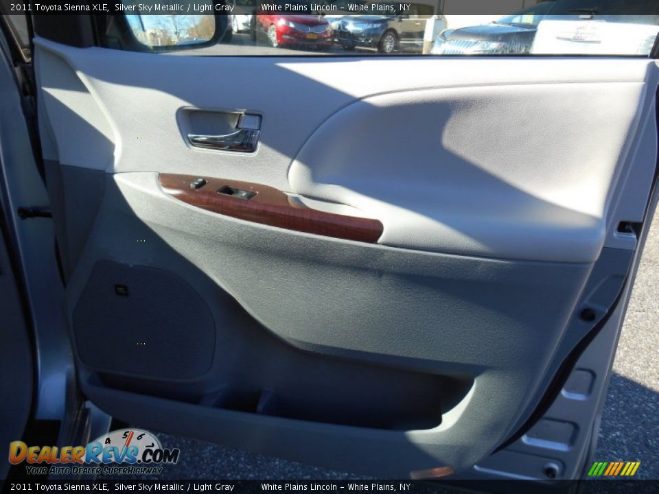 2011 Toyota Sienna XLE Silver Sky Metallic / Light Gray Photo #10