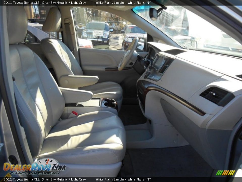2011 Toyota Sienna XLE Silver Sky Metallic / Light Gray Photo #11