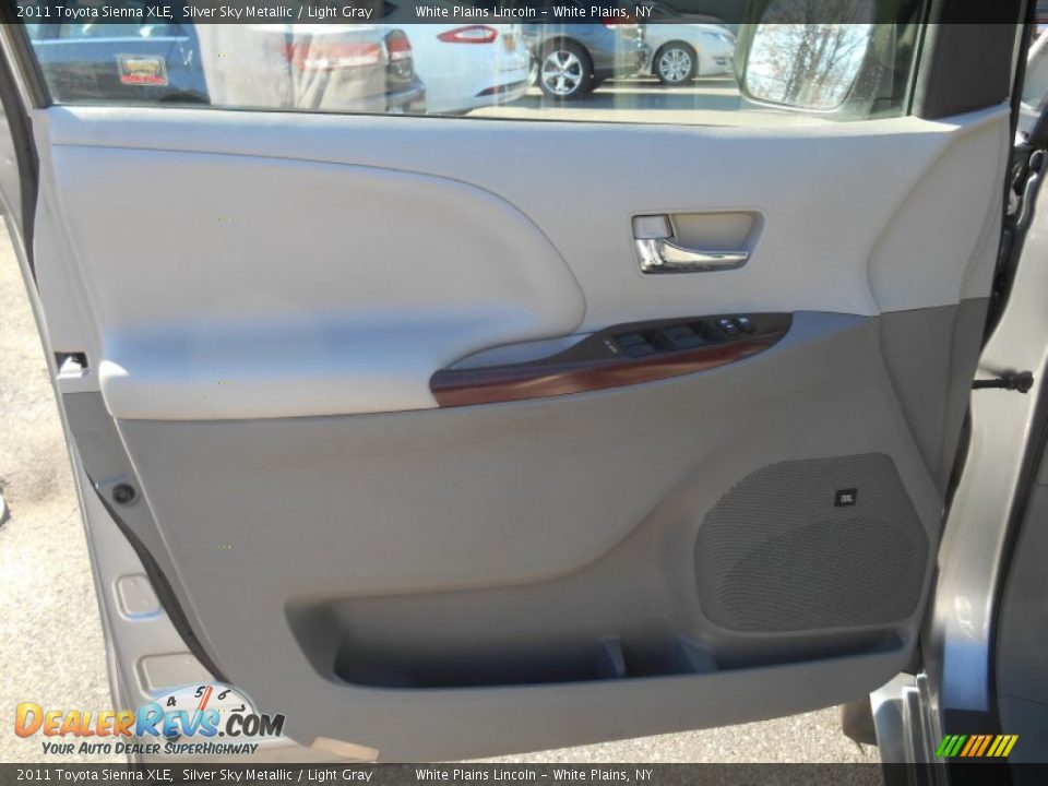 2011 Toyota Sienna XLE Silver Sky Metallic / Light Gray Photo #12
