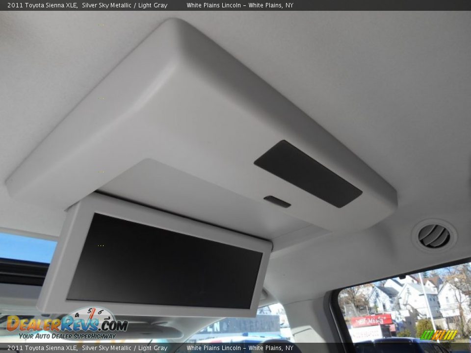 2011 Toyota Sienna XLE Silver Sky Metallic / Light Gray Photo #21