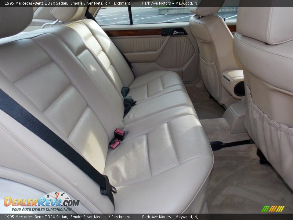 1995 Mercedes-Benz E 320 Sedan Smoke Silver Metallic / Parchment Photo #12