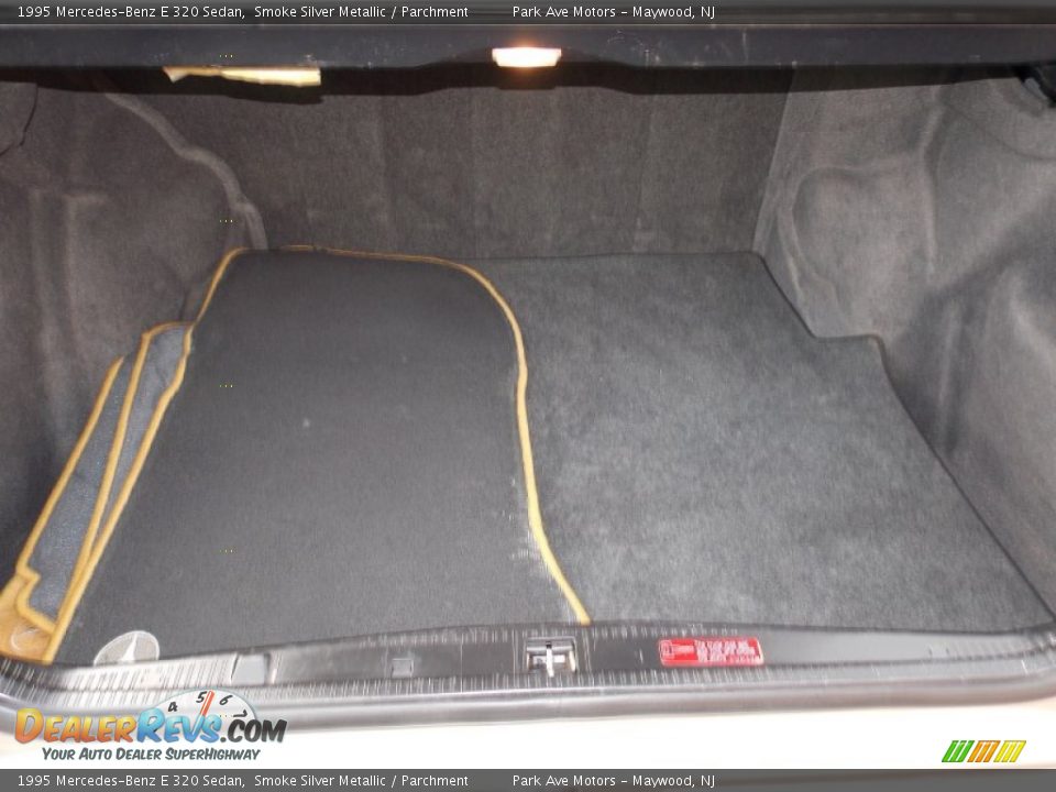 1995 Mercedes-Benz E 320 Sedan Trunk Photo #14