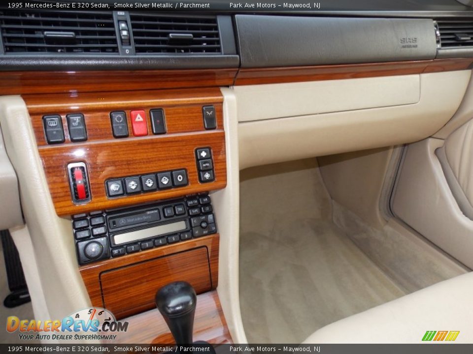 1995 Mercedes-Benz E 320 Sedan Smoke Silver Metallic / Parchment Photo #16