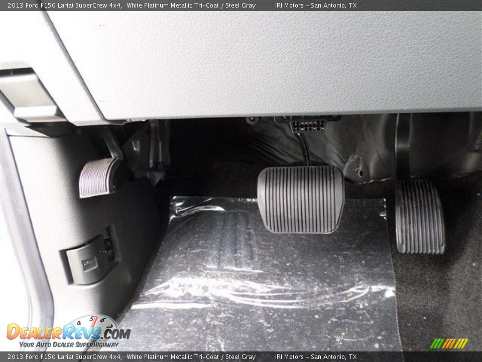2013 Ford F150 Lariat SuperCrew 4x4 White Platinum Metallic Tri-Coat / Steel Gray Photo #25