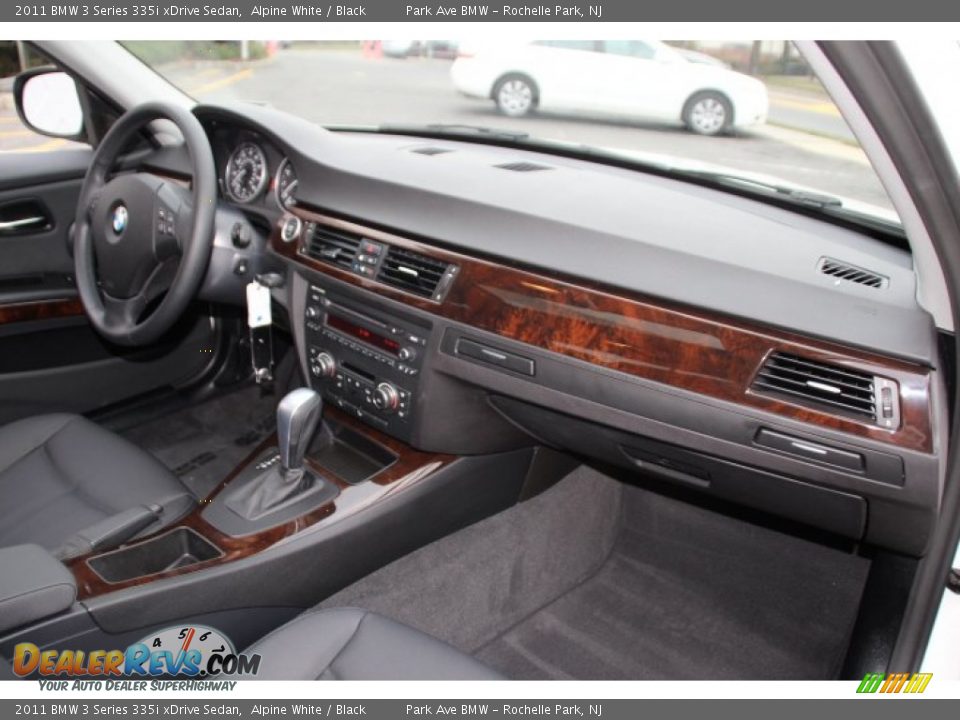 2011 BMW 3 Series 335i xDrive Sedan Alpine White / Black Photo #25