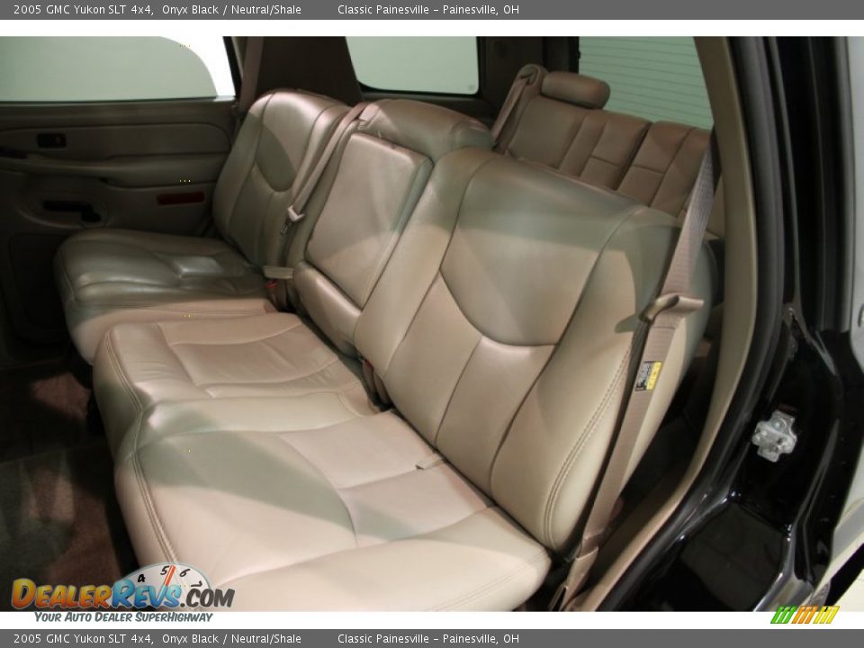 2005 GMC Yukon SLT 4x4 Onyx Black / Neutral/Shale Photo #16