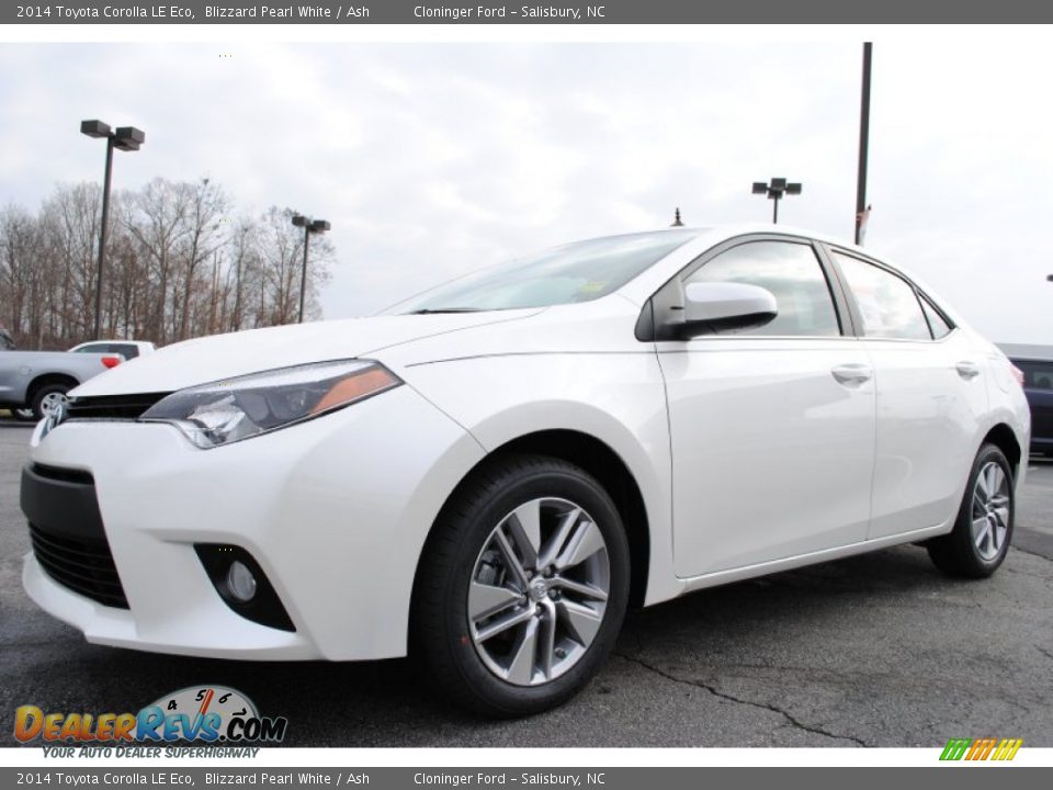 Front 3/4 View of 2014 Toyota Corolla LE Eco Photo #3