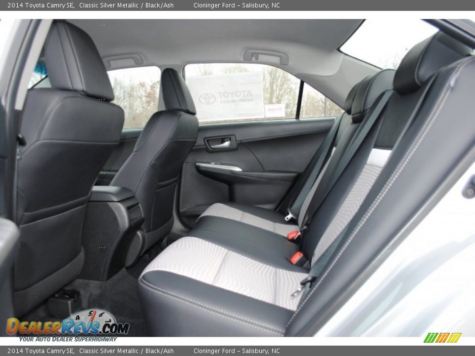 2014 Toyota Camry SE Classic Silver Metallic / Black/Ash Photo #10