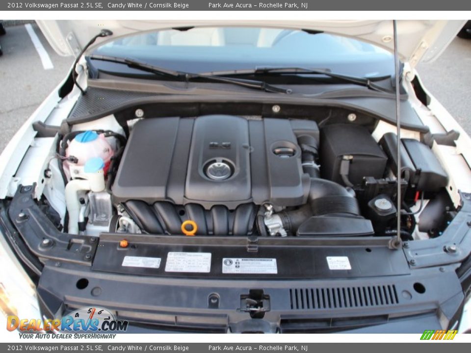 2012 Volkswagen Passat 2.5L SE Candy White / Cornsilk Beige Photo #28