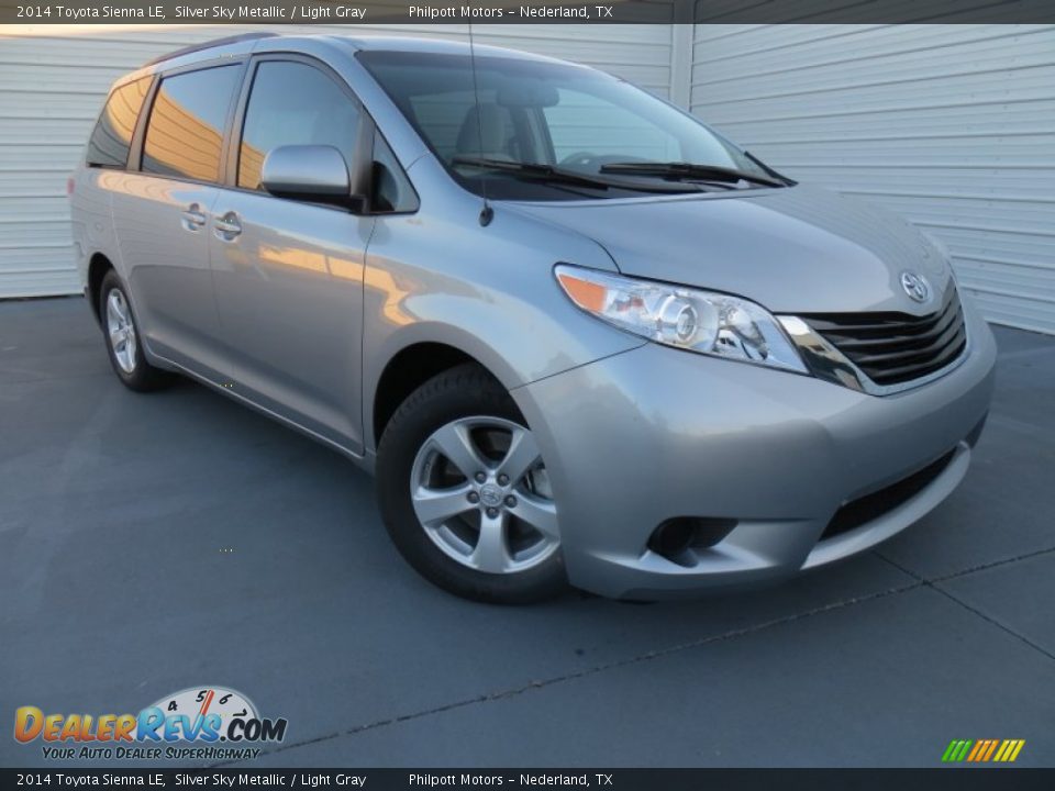 Front 3/4 View of 2014 Toyota Sienna LE Photo #2