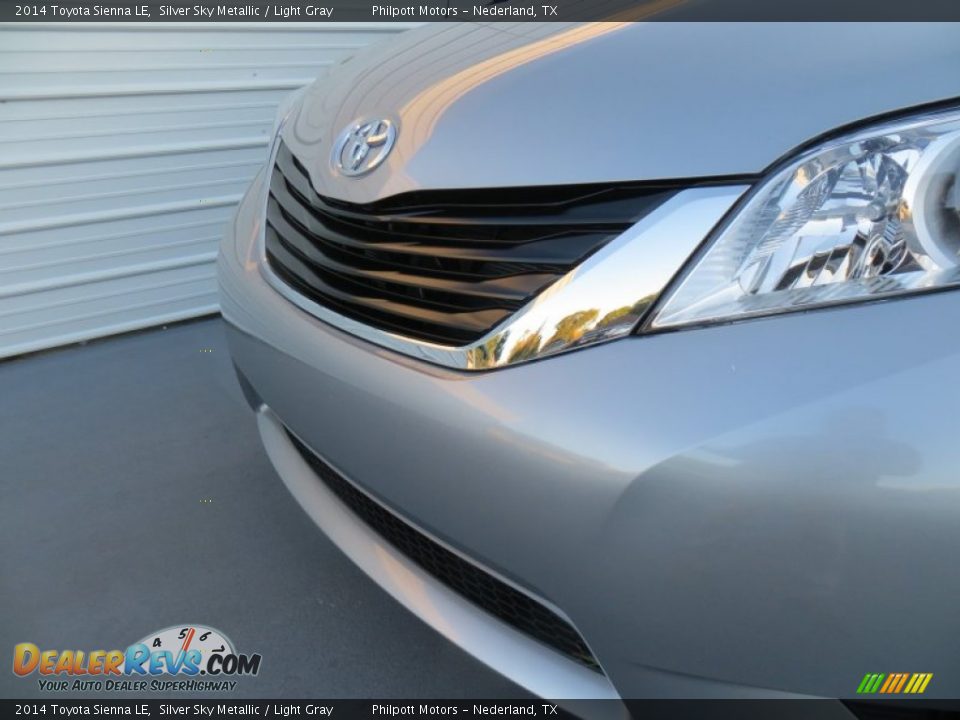 2014 Toyota Sienna LE Silver Sky Metallic / Light Gray Photo #10