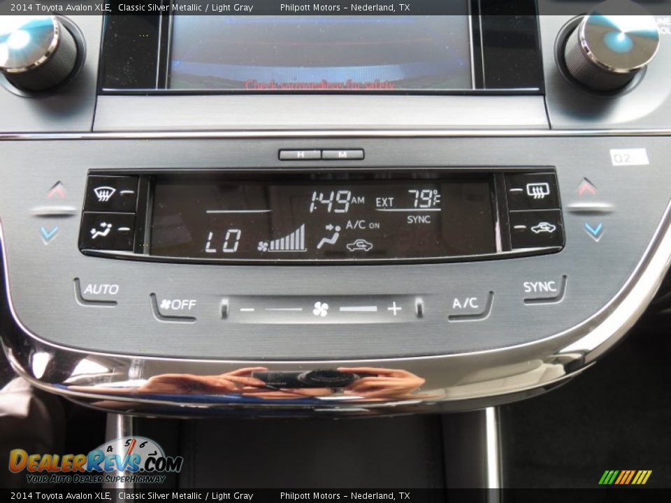 Controls of 2014 Toyota Avalon XLE Photo #31