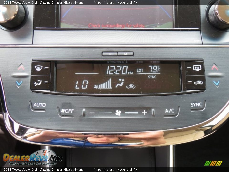Controls of 2014 Toyota Avalon XLE Photo #30