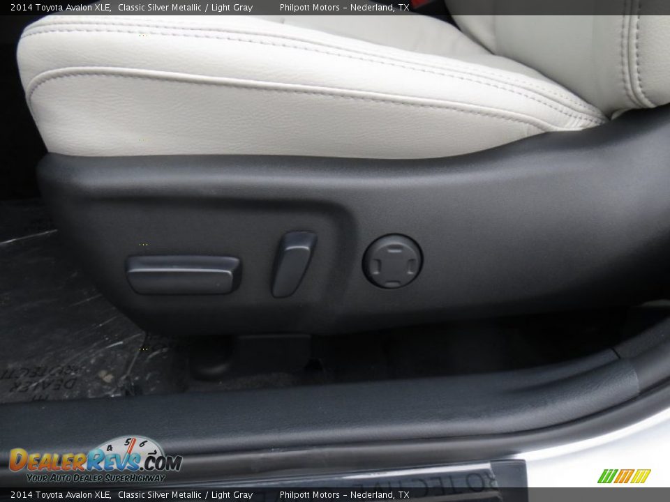 Controls of 2014 Toyota Avalon XLE Photo #26