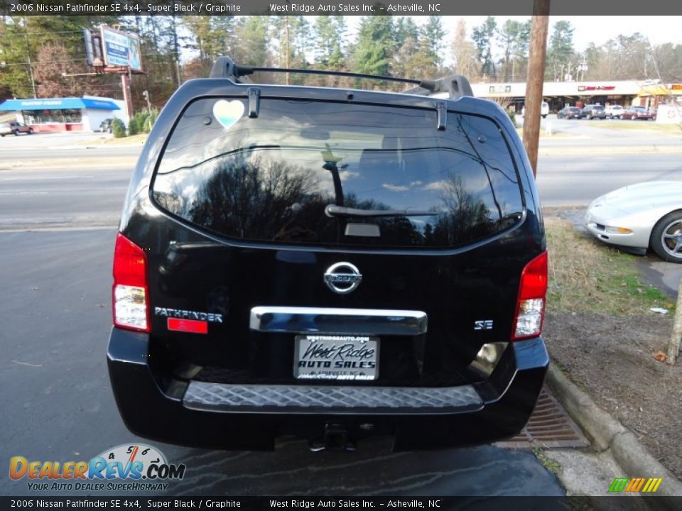 2006 Nissan Pathfinder SE 4x4 Super Black / Graphite Photo #2