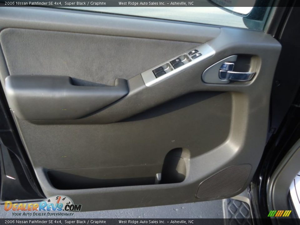 2006 Nissan Pathfinder SE 4x4 Super Black / Graphite Photo #3
