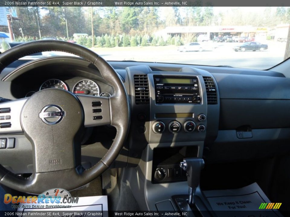 2006 Nissan Pathfinder SE 4x4 Super Black / Graphite Photo #5