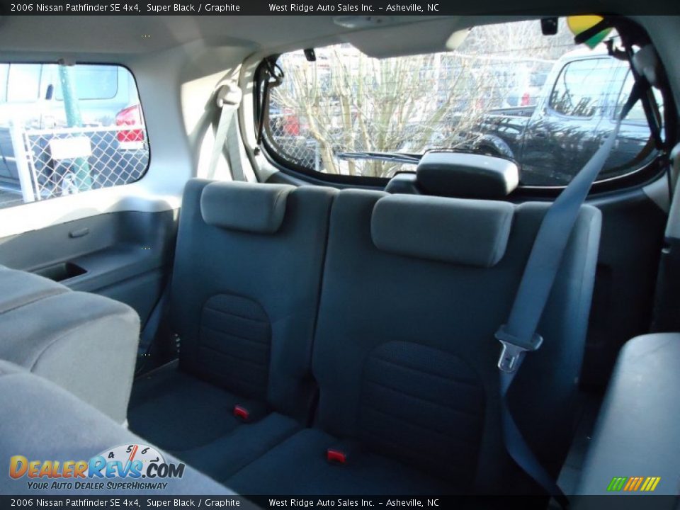 2006 Nissan Pathfinder SE 4x4 Super Black / Graphite Photo #11
