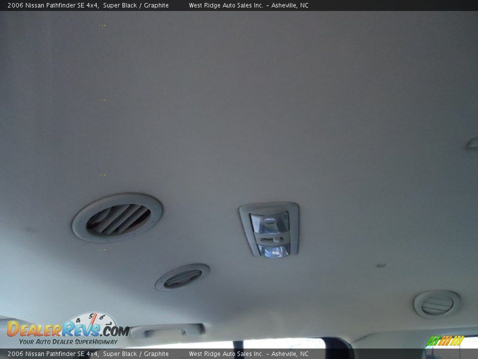 2006 Nissan Pathfinder SE 4x4 Super Black / Graphite Photo #12