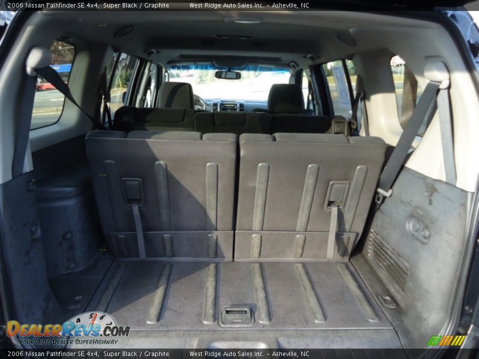2006 Nissan Pathfinder SE 4x4 Super Black / Graphite Photo #13