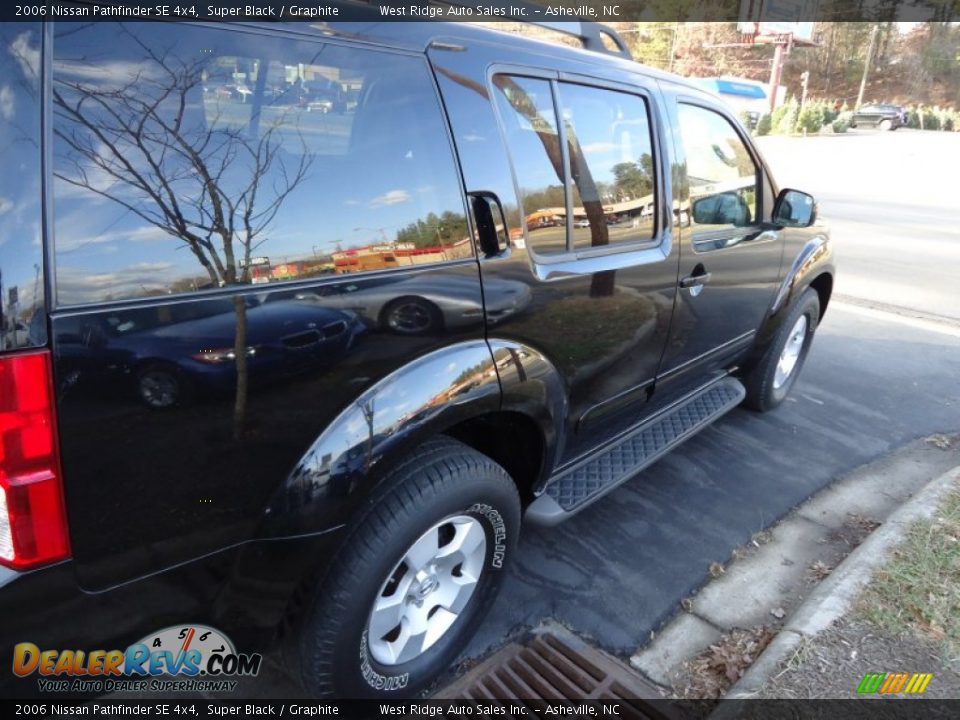 2006 Nissan Pathfinder SE 4x4 Super Black / Graphite Photo #14