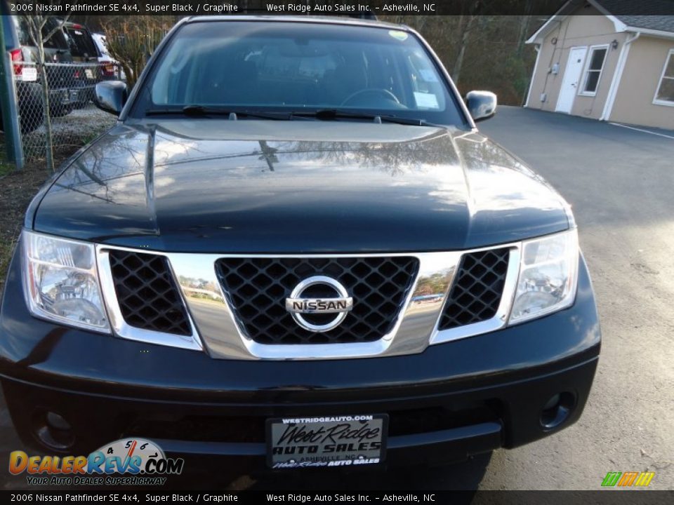 2006 Nissan Pathfinder SE 4x4 Super Black / Graphite Photo #16