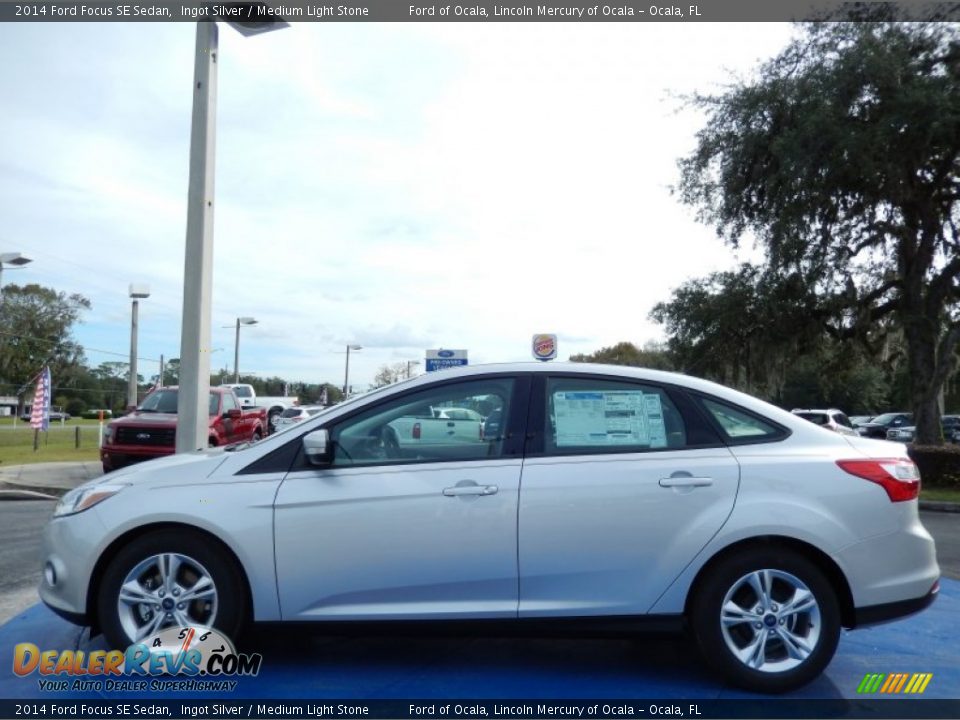 2014 Ford Focus SE Sedan Ingot Silver / Medium Light Stone Photo #2