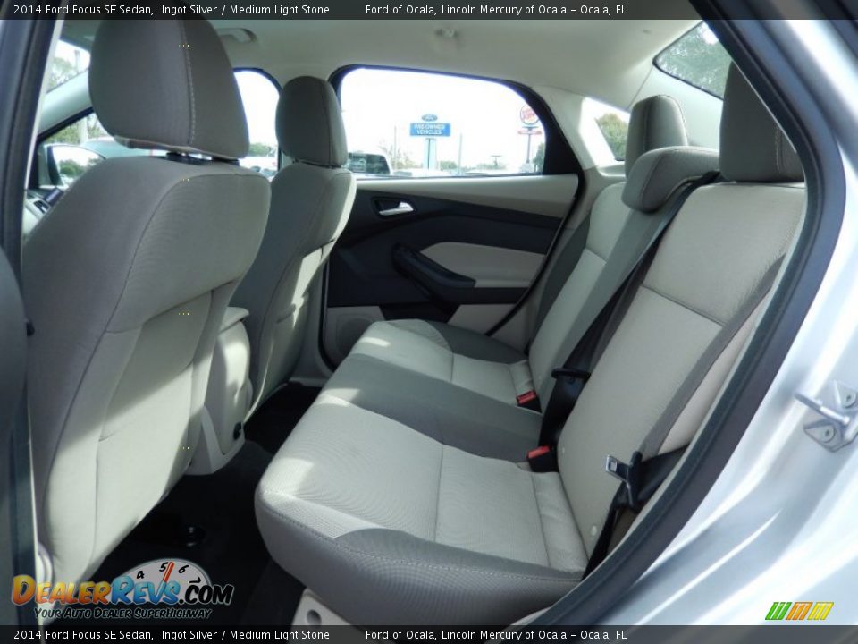 2014 Ford Focus SE Sedan Ingot Silver / Medium Light Stone Photo #7
