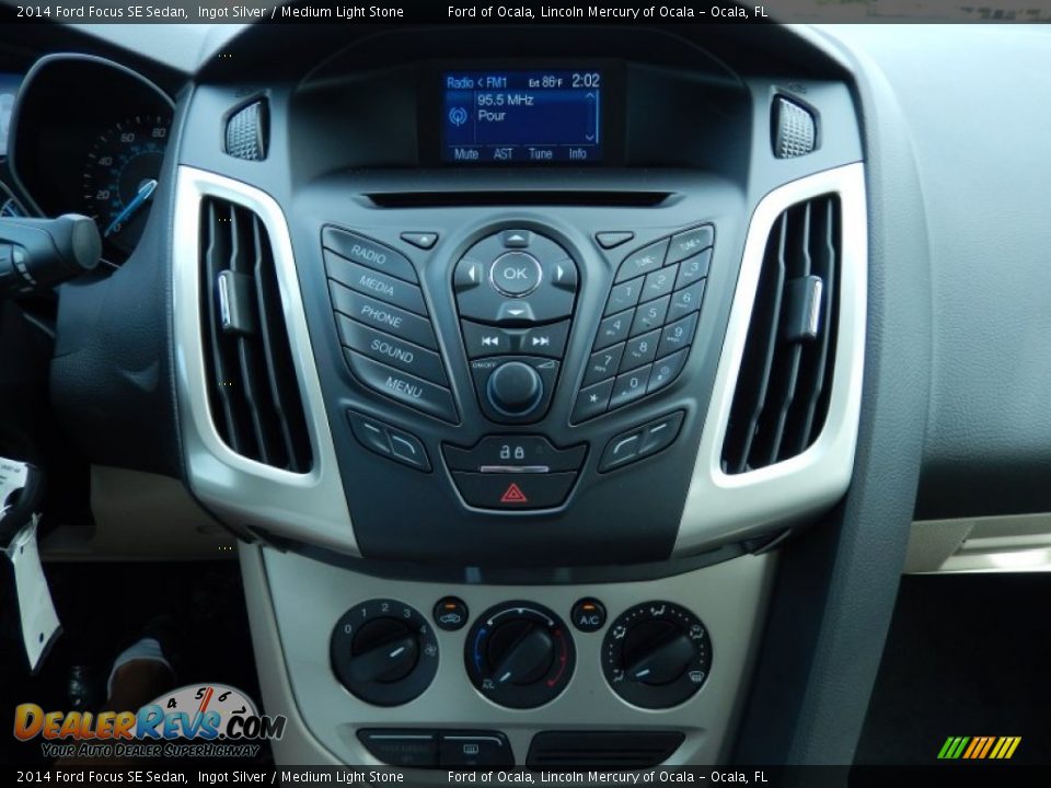 2014 Ford Focus SE Sedan Ingot Silver / Medium Light Stone Photo #10
