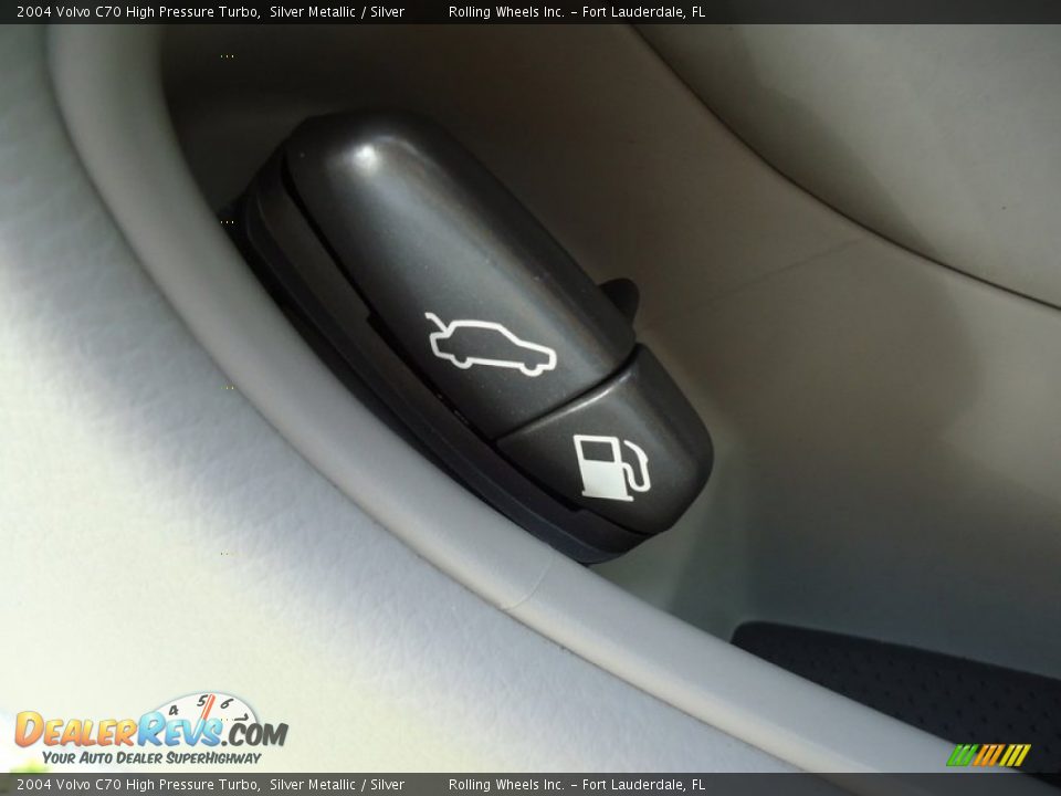 2004 Volvo C70 High Pressure Turbo Silver Metallic / Silver Photo #29