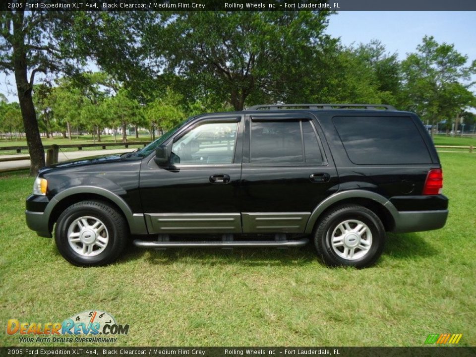2005 Ford Expedition XLT 4x4 Black Clearcoat / Medium Flint Grey Photo #3