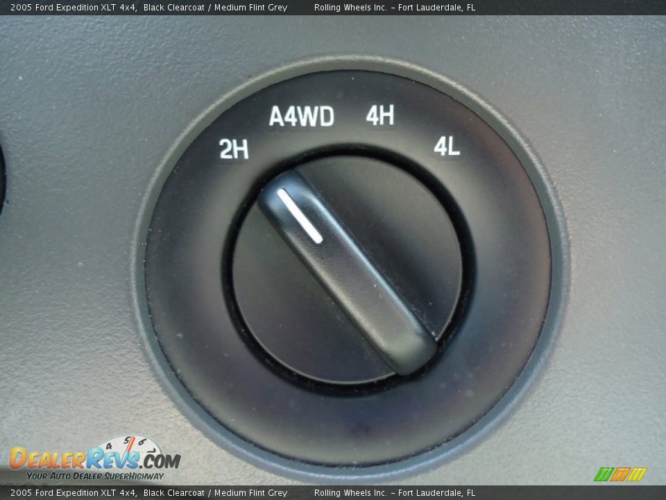 2005 Ford Expedition XLT 4x4 Black Clearcoat / Medium Flint Grey Photo #4