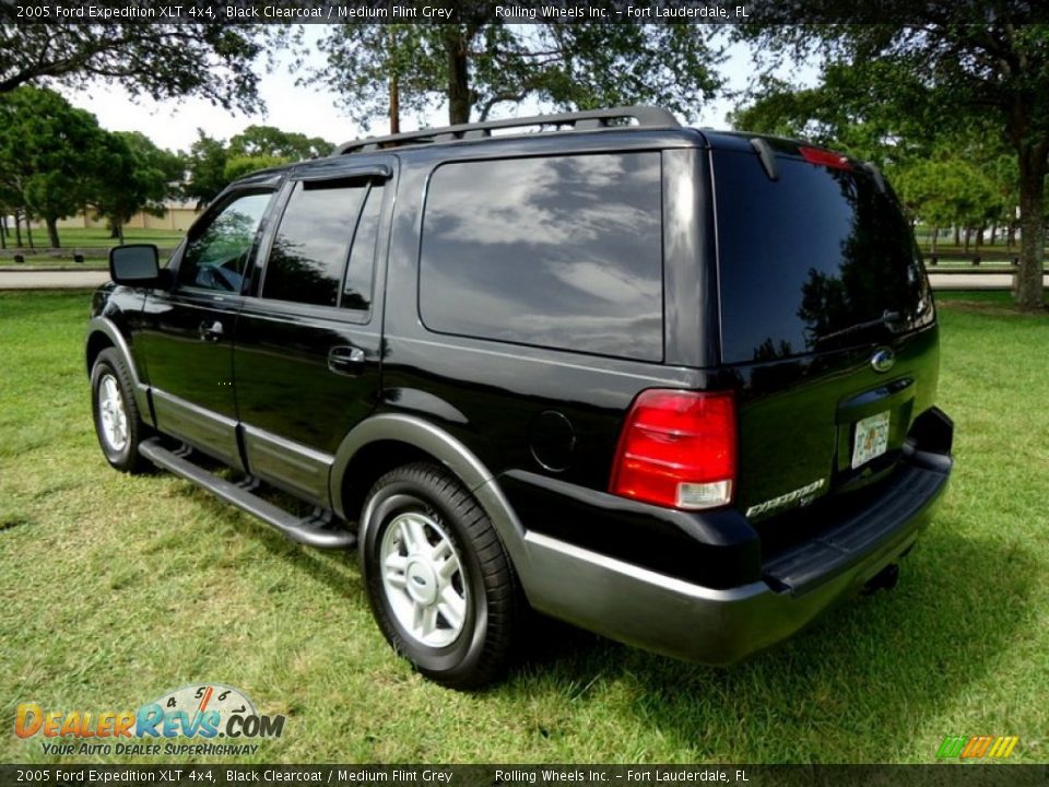 2005 Ford Expedition XLT 4x4 Black Clearcoat / Medium Flint Grey Photo #5