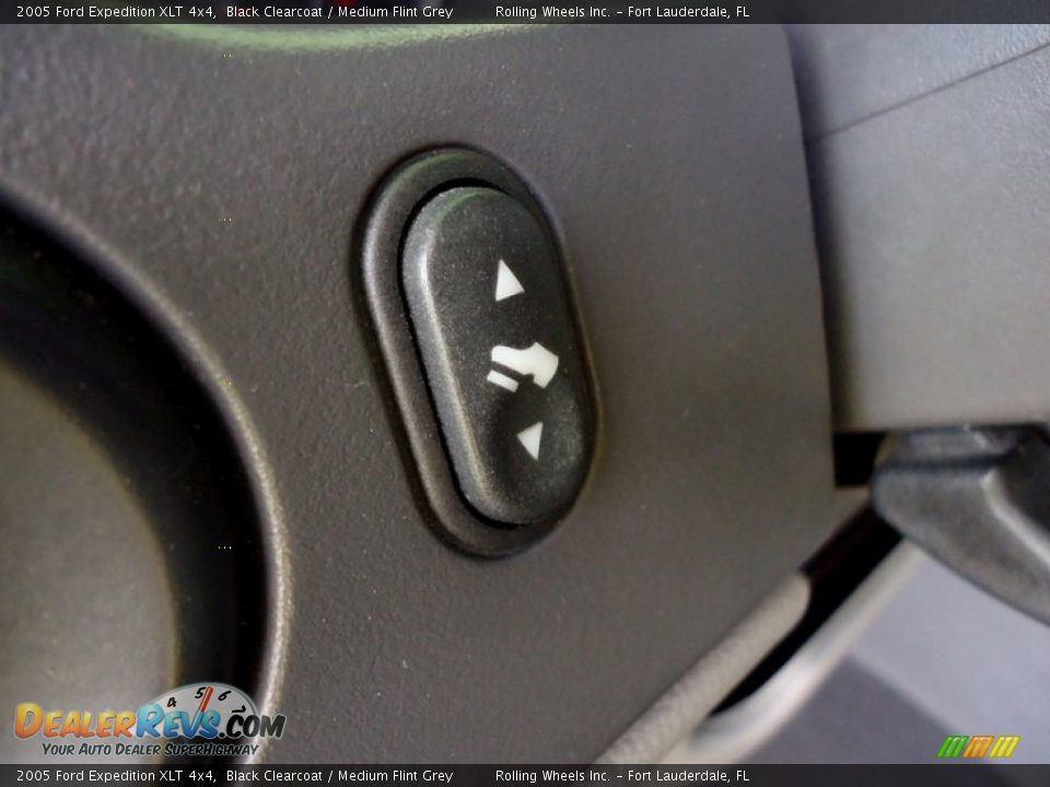 2005 Ford Expedition XLT 4x4 Black Clearcoat / Medium Flint Grey Photo #6