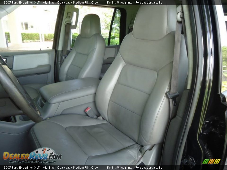 2005 Ford Expedition XLT 4x4 Black Clearcoat / Medium Flint Grey Photo #8