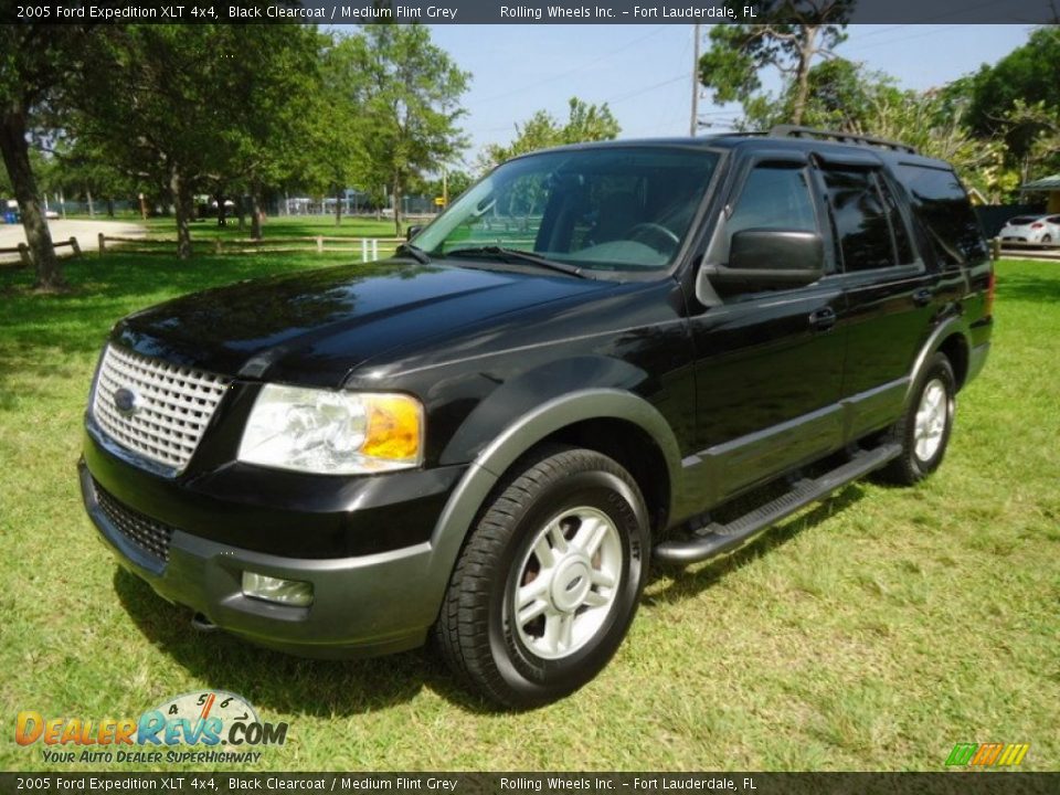 Front 3/4 View of 2005 Ford Expedition XLT 4x4 Photo #9