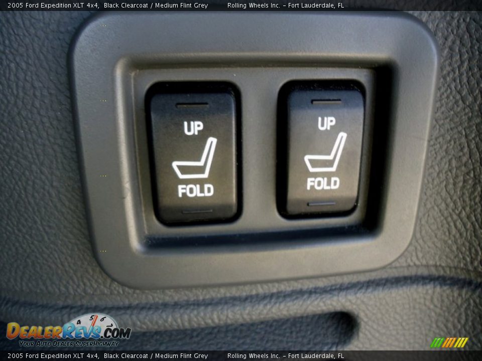 2005 Ford Expedition XLT 4x4 Black Clearcoat / Medium Flint Grey Photo #12