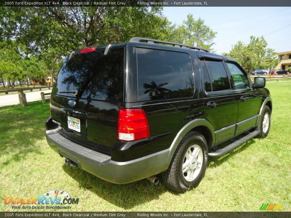 2005 Ford Expedition XLT 4x4 Black Clearcoat / Medium Flint Grey Photo #13