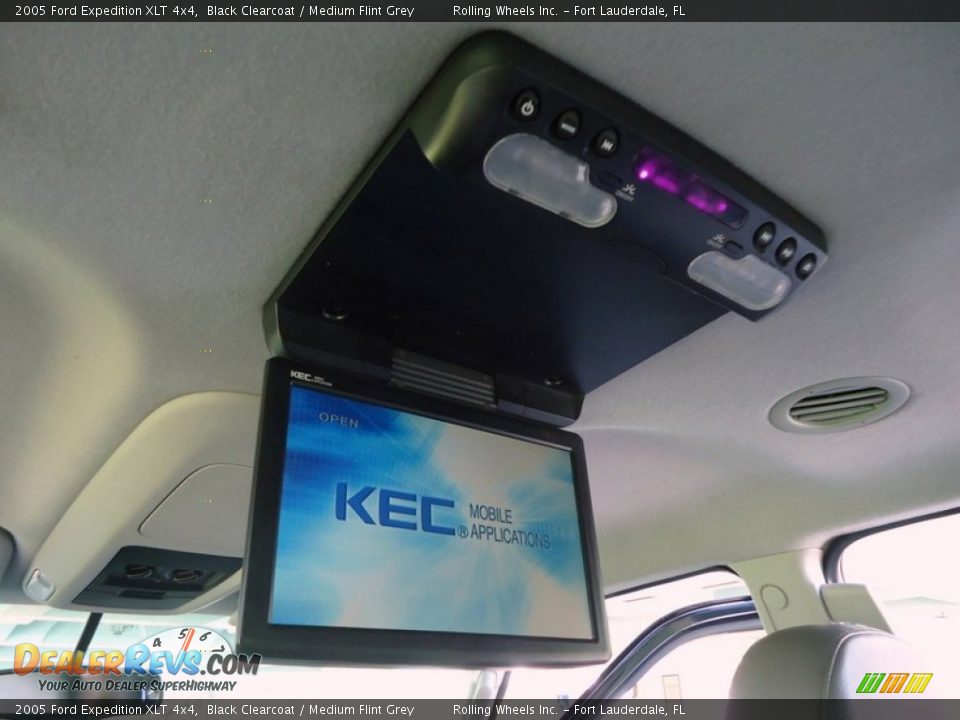 2005 Ford Expedition XLT 4x4 Black Clearcoat / Medium Flint Grey Photo #14