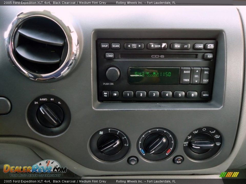 2005 Ford Expedition XLT 4x4 Black Clearcoat / Medium Flint Grey Photo #16