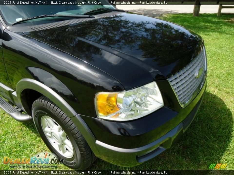 2005 Ford Expedition XLT 4x4 Black Clearcoat / Medium Flint Grey Photo #17