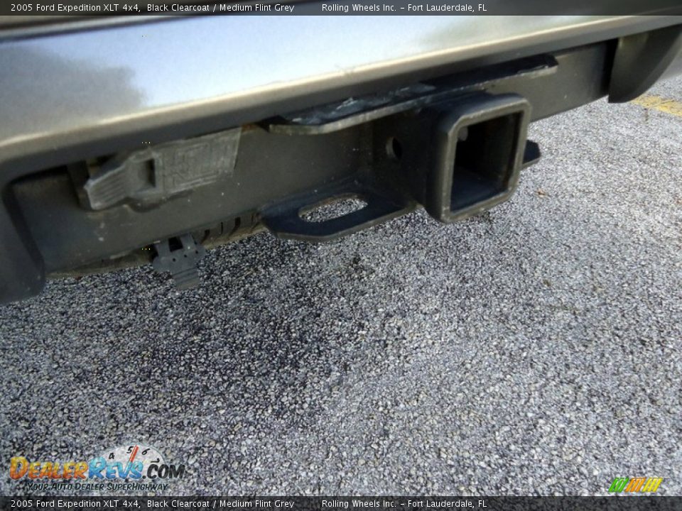 2005 Ford Expedition XLT 4x4 Black Clearcoat / Medium Flint Grey Photo #18