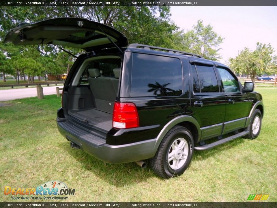 2005 Ford Expedition XLT 4x4 Black Clearcoat / Medium Flint Grey Photo #19