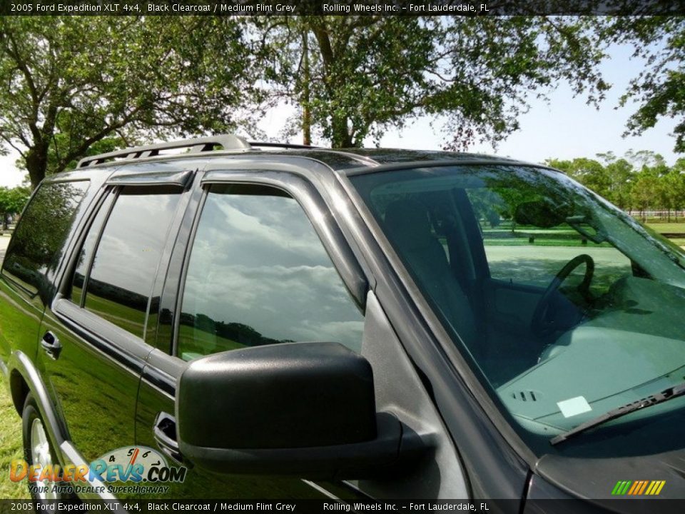2005 Ford Expedition XLT 4x4 Black Clearcoat / Medium Flint Grey Photo #21