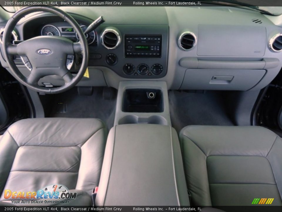 2005 Ford Expedition XLT 4x4 Black Clearcoat / Medium Flint Grey Photo #22