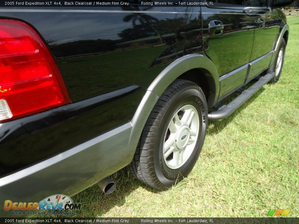 2005 Ford Expedition XLT 4x4 Black Clearcoat / Medium Flint Grey Photo #23