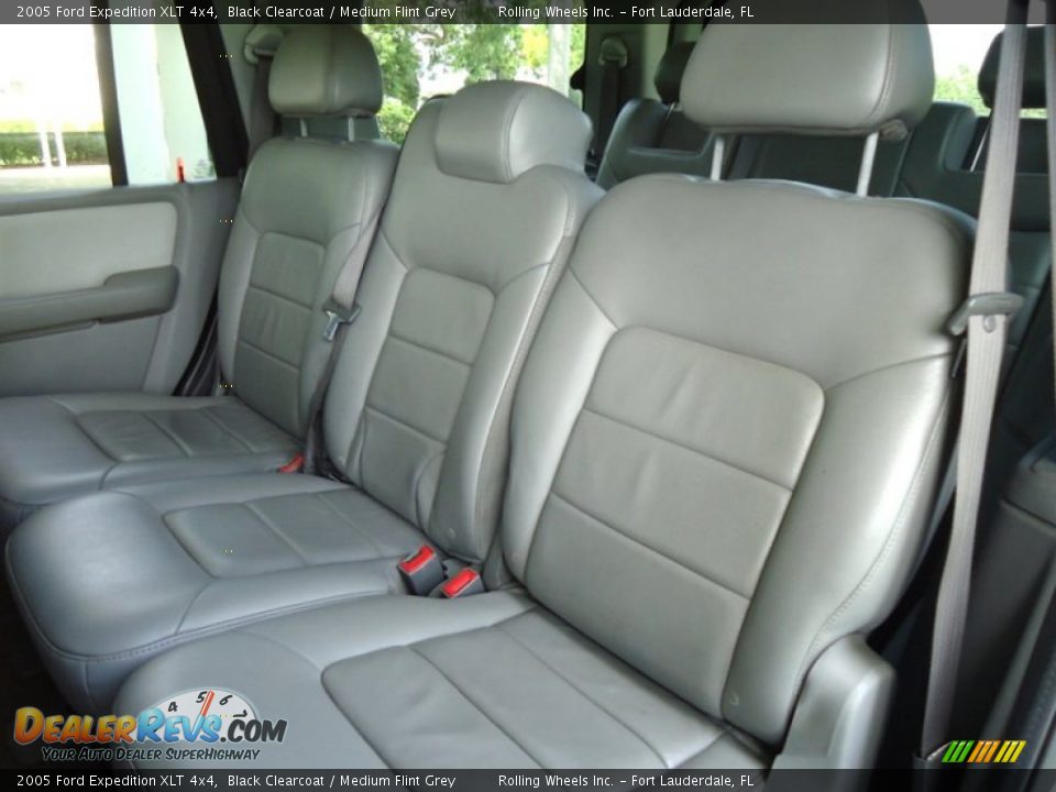 2005 Ford Expedition XLT 4x4 Black Clearcoat / Medium Flint Grey Photo #24