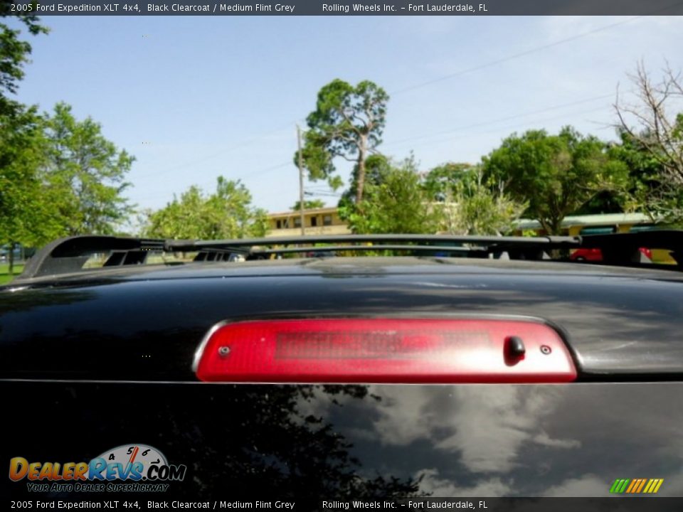 2005 Ford Expedition XLT 4x4 Black Clearcoat / Medium Flint Grey Photo #25